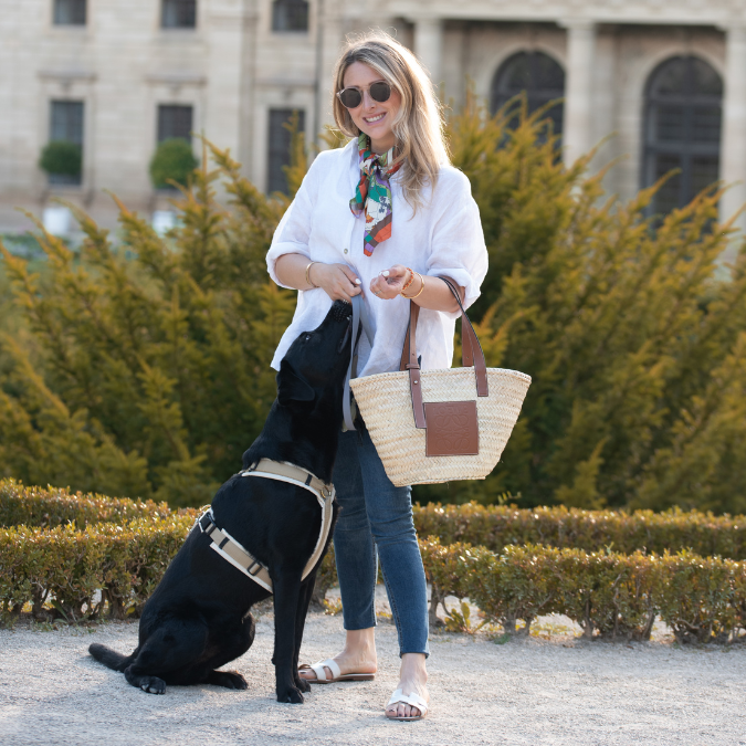 Frau mit Labrador mir Hundegeschirr in cremefarben